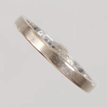 Ring, slät vitguld, stl 18¼, bredd 2,5mm, gravyr, BÖS 18K Vikt: 3,3 g