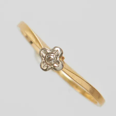 Ring, Ø15½, bredd: 0,9-4mm, diamant 1 x ca.0,005ct, skev, 18K Vikt: 1 g