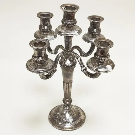Kandelaber 5-armad, höjd ca 31cm, spanska stämplar, något vind, rester av stearin ljus, bucklig, 915/1000 silver, bruttovikt: 745,5g.
