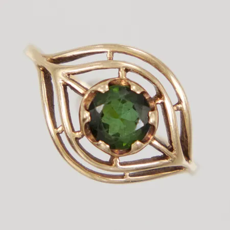 Ring med grön sten, stl 18¼ 1,2-13,4mm, repor, nagg, ostämplad, 14K,  Vikt: 3,5 g