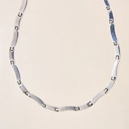 Collier, halvstelt, matt/blankt, längd 45,5cm, bredd 4,5mm, repigt, silver 925/1000 Vikt: 59,2 g