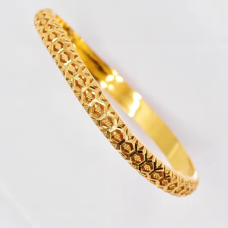 Armring, Ø 62mm, bredd 6,3mm, skev skena, 21K  Vikt: 11 g