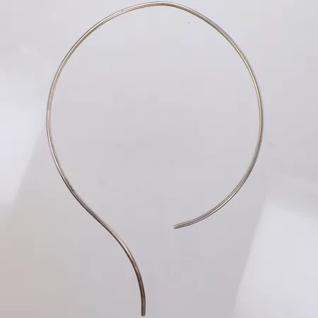 Collier stelt, innermått ca 15cm, bredd 2,5mm, något skev, silver  Vikt: 23,1 g