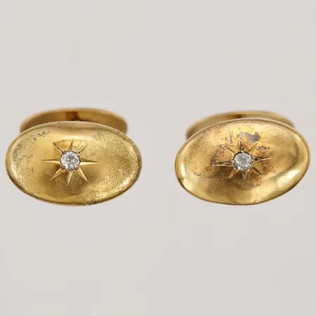 Ett par manschettknappar med diamanter totalt ca 0,04ct, plattan 14K, staven 18K Vikt: 5,3 g