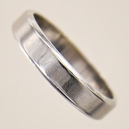 Ring, stl 20½, bredd 5mm vitguld, gravyr, repig, 18K  Vikt: 7 g