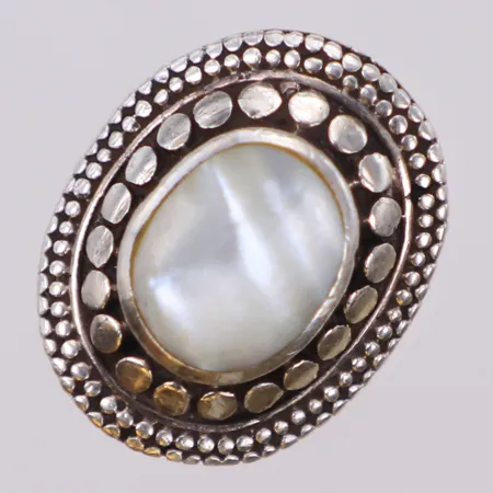 Ring med pärlemor, stl 15¼, bredd 21,7mm, 925/1000 silver Vikt: 6,3 g