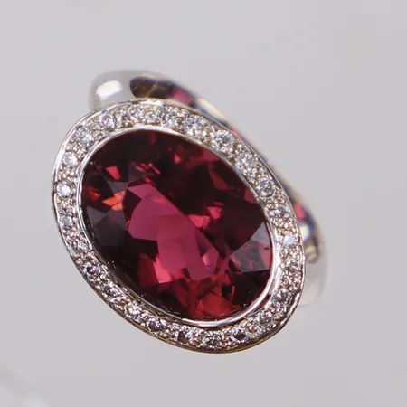 Ring med briljantslipade diamanter 24 x ca 0,01ct, stl 15¾, troligen rosa topas, liten repa, bredd 14mm, stämplad HA, 750 vitguld, 18K  Vikt: 9,2 g