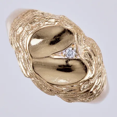 Ring med diamant ca 1x0,015ct, stl: ca 16¼, bredd: ca 2-10mm, BEH, Bengt Hallberg Guldsmeds AB, Köping, år 1992, 18K  Vikt: 5,1 g