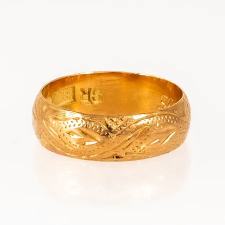 Ring i 18K guld med mönstergravyr. Den är i storlek 16½, är 5,5 mm bred och väger 3,9g. Gravyr. 