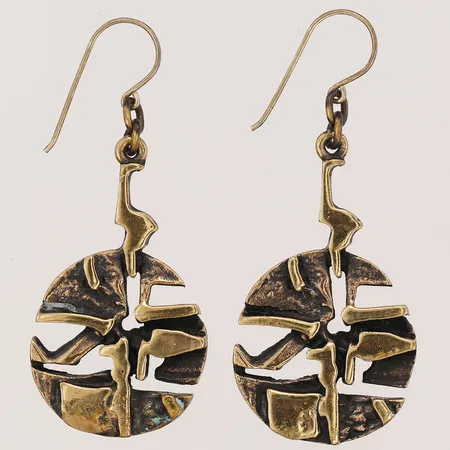 Ett par örhängen i brons, Ø ca 23 mm, design av Jorma Laine, Finland.