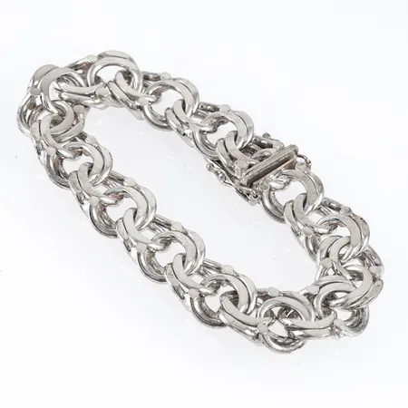 Armband Bismarck i silver (830/1000). Det är 20 cm långt, 14,5 mm brett och väger 51,6g. Kistlås. Stämplad B10 (1976), NSE (NSE Guldvaru Aktiebolag, Köping), silver & kattfot. 
