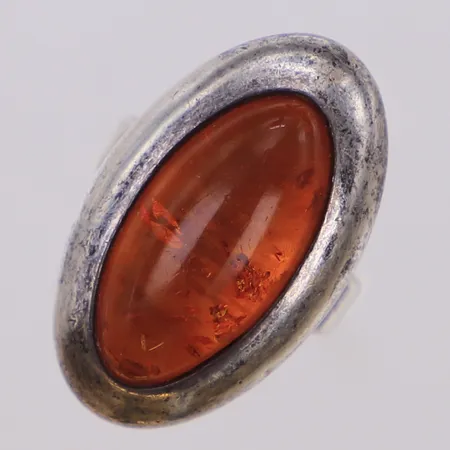 Ring med bärnsten, stl 17, öppen skena, bredd 25,5mm, 925/1000 silver Vikt: 5,4 g