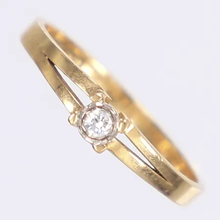 Ring med diamant 1x 0,04ct enl. gravyr, stl 17, bredd 2-3mm, 18K Vikt: 1,7 g