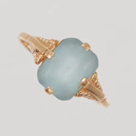 Ring med blå sten, stl 17, bredd 1,2-10mm, kraftigt sliten sten, 18K,  Vikt: 1,7 g