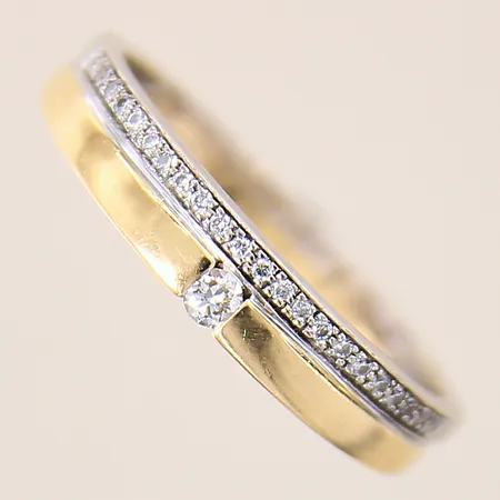 Ring med diamanter 1 x ca 0,04ct 22 x ca 0,005ct, stl 18, bredd 3-3,8mm, gravyr, 18K Vikt: 3,4 g