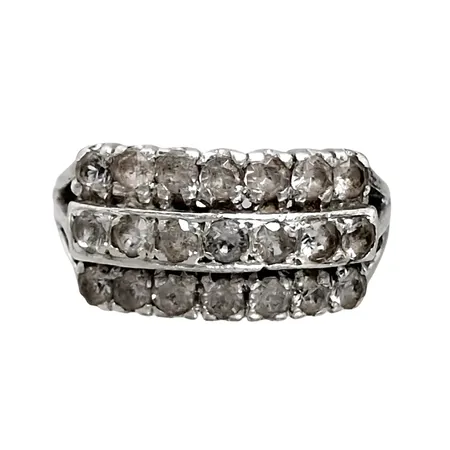 Ring, silver 925/1000, vita stenar, Ø17½ mm, bredd 2,2-8,5 mm, uppbyggnad 5 mm, fint skick  Vikt: 3,7 g