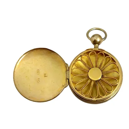 Antik Luktdosa (Svampdosa), förgyllt silver, Gabriel Dahlberg Lund 1875, öppningsbart galler, längd inkl. ögla 43 mm, Ø28 mm, gravyr med bl.a. blomma, baksida med monogram, kraftig tät förgyllning, fint skick utan anmärkning  Vikt: 11,6 g