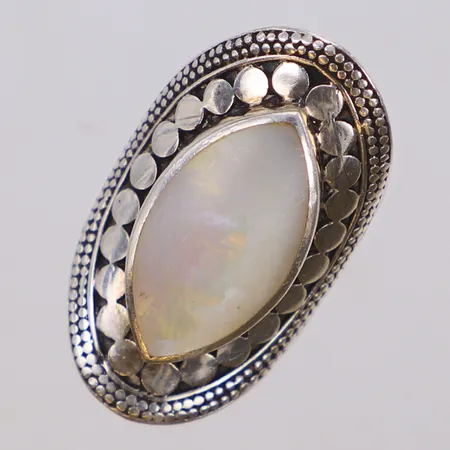 Ring med pärlemor, stl 16¼, längd 33,2mm, silver Vikt: 10,9 g