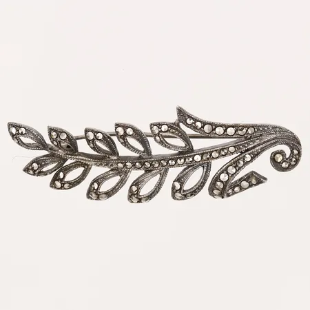 Brosch med markasiter, ca 5,5-2cm, nål med ojämnheter, silver. Vikt: 6,7 g