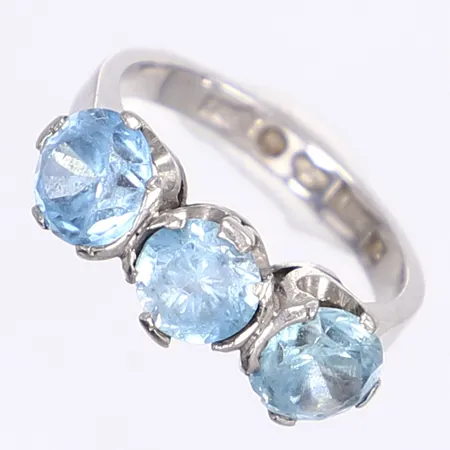Ring med blå stenar, stl 17½, bredd 3-7mm, stenar senare utbytta, slitage på sten och fattningar, vitguld 18K Bruttovikt: 6,2g Vikt: 6,2 g