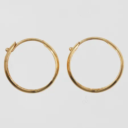 Ett par örhängen 12mm, bredd ca 2mm, 18K Vikt: 0,6 g