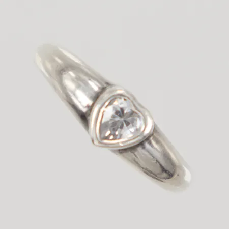 Ring med vit sten, stl 18½, bredd 2,8-6,6mm, 925/1000 silver Vikt: 3,4 g