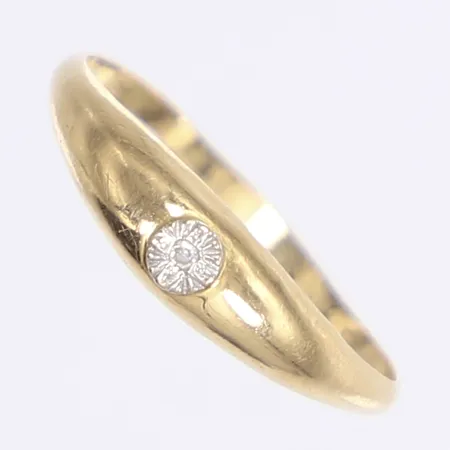 Ring med vit sten, stl 18¾, bredd 1,5-5mm, bucklig skena, 18K Vikt: 1,3 g