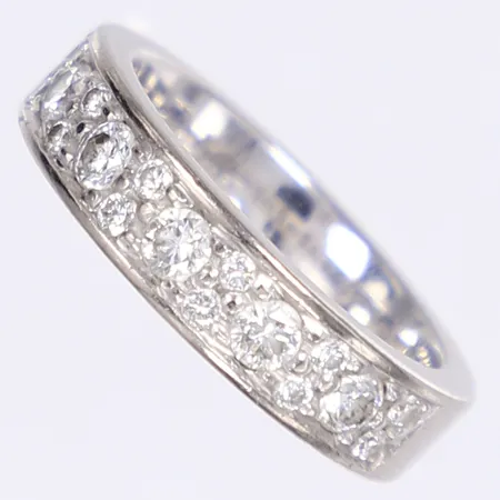 Ring med diamanter totalt 0,74ctv enl. gravyr, stl 17¼, bredd 5mm, tillv. Schalins, vitguld 18K Vikt: 9,6 g