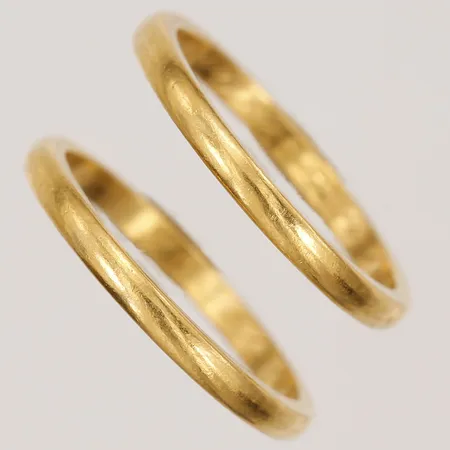 Två ringar, släta, gravyr, 23K guld. Vikt: 7,9 g