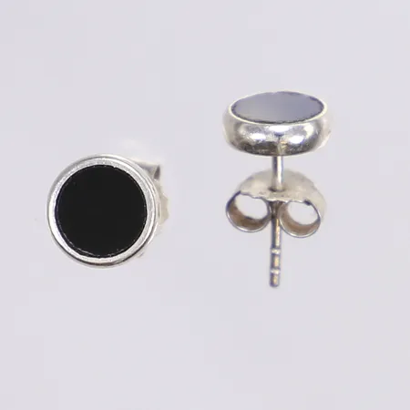 Ett par örhängen med svarta stenar, Ø8mm, silver 925/1000 Vikt: 1,9 g