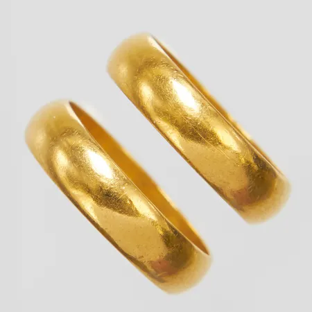 2 Ringar, släta, personliga gravyrer, 23K Vikt: 9,7 g