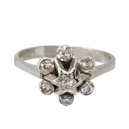 Diamantring, 18K vitguld, Diamanter 7 x 0,01ct, svensk kontrollstämpel, Ø18,0 mm, bredd 1,3 - 9,5 mm Vikt: 3,1 g