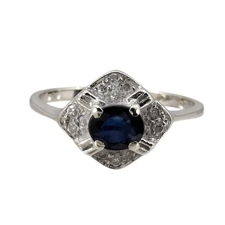 Ring, 18K vitguld, Safir 4x5 mm, Diamanter 14 st - totalt 0,14ct (stämplat på skenans insida), tillverkarstämpel SSÄ, Varberg, svensk kontrollstämpel, Ø17½ mm, bredd 1 - 9,5 mm, slitage på safirens fasetter Vikt: 2,6 g