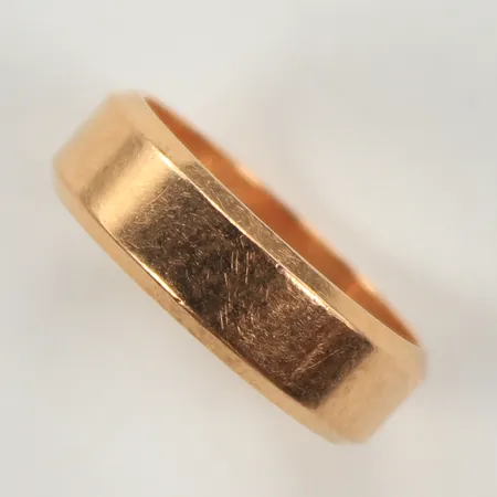 Slät ring stl 15¾, bredd 5mm, gravyr, 18K Vikt: 4,8 g