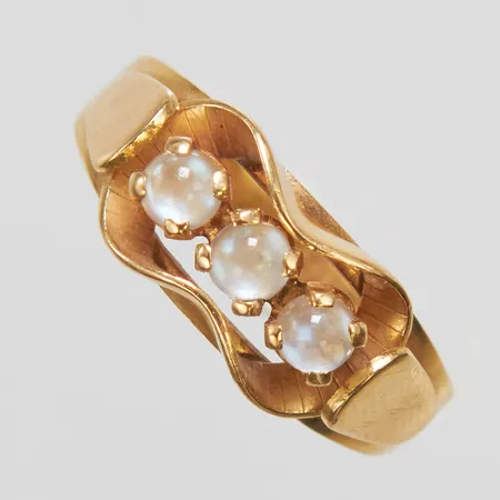 Ring med syntetiska stjänspineller, Ø17¾, bredd: 2,2-6,8mm, svenska stämplar, 18K Vikt: 2,9 g