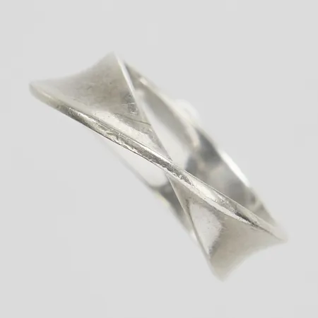Ring Möbius, Torun Bülow-Hübe för Georg Jensen, stl 17½, bredd ca 2-7,5mm, modell 148B, bruksslitage, 925/1000 silver Vikt: 3,9 g