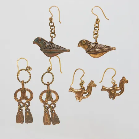 Tre par örhängen, Kalevala Karu, längd ca 25-60mm, bredd 15-29mm, något oxiderade, brons. Vikt: 0 g