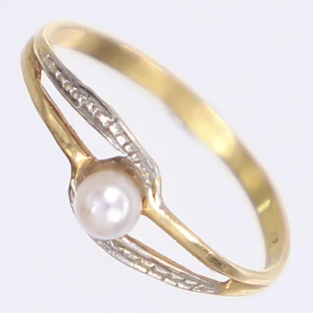 Ring med pärla, stl 16¼, bredd 1,5-5mm, 18K Vikt: 0,8 g