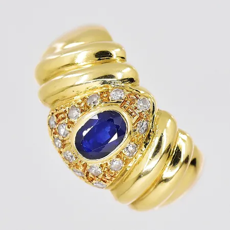 Ring, diamanter ca 14x0,01ct, troligen safir, stl 16¾, ovandel bredd 11,2mm, 18K Vikt: 5,5 g