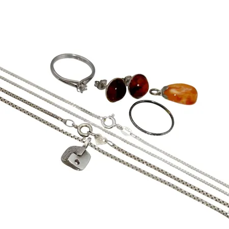 Silversmycken, bl.a. Halskedjor, längd 45,5 cm och mindre, Örhängen, ett par, Bärnsten, Ø10,5 mm, originalploppar, Ring med vit sten Ø17¼ mm, tillverkare HB, hänget saknar en sten, för övrigt i normalt använt skick  Vikt: 14,3 g