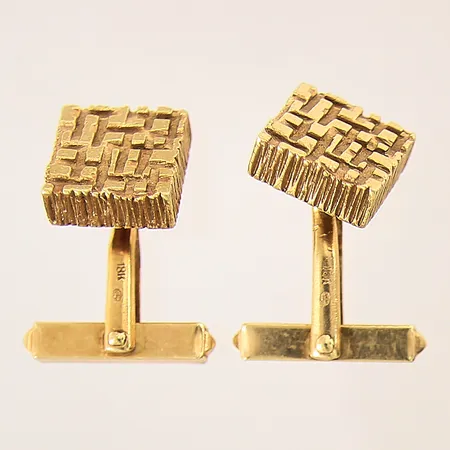 Ett par manschettknappar med dekor, Ø12mm, svenska importstämplar, ena skev, 18K  Vikt: 14,4 g