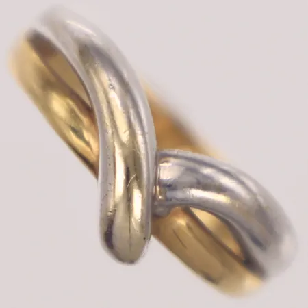 Ring, stl 16¾, bredd 3-7mm, tvåfärgat, något skev, 18K  Vikt: 3,8 g