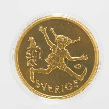 Minnesmynt, Pippi Långstrump/Astrid Lindgren 1907-2002, Ø36mm, nominellt värde 50kr, aluminiumbrons-legering kallat "Nordic Gold", plastetui, plastficka samt folder medföljer