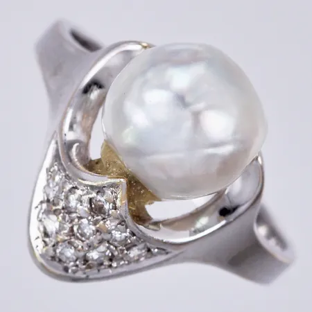Ring med odlad pärla Ø ca 9,2mm, barock och diamanter 9 x ca 0,01-0,02ct, stl: ca 18, bredd: ca 3-15mm, vitguld, 18K  Vikt: 5,2 g