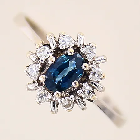Ring med diamanter 5 x ca 0,02ct, 8/8-slipade, samt safir, stl 15¼, bredd 1,5-9mm, vitguld, 18K  Vikt: 1,9 g
