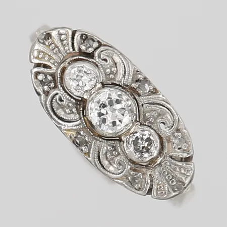Ring med diamanter totalt ca 0,22ct, stl 16¼, vitguld, tillverkad Augustsons Guldsmide Henry år 1976, 18K Vikt: 3,7 g