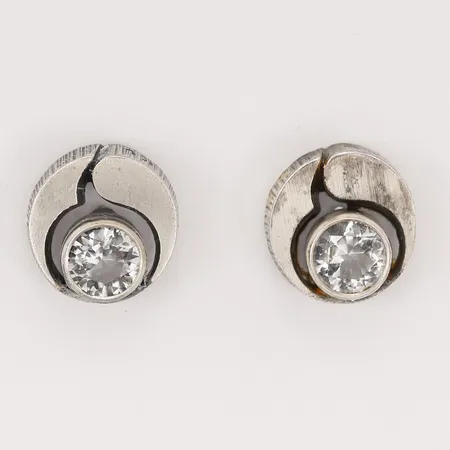 Ett par örhängen med bergkristall, Karl Laine, ca Ø10mm, omaka snurrebussar, silver. Vikt: 2,8 g