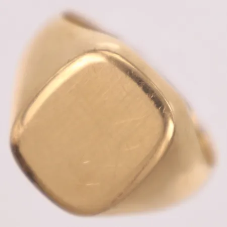 Klackring, stl 20, bredd 2,6-16mm, ihålig, repig, något skev, 18K  Vikt: 5,7 g