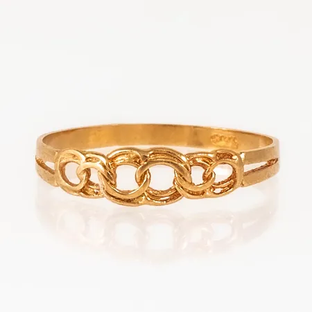 Ring Bismarck i 18K guld. Den är i storlek 17½, är 1,7 - 4,5 mm bred och väger 1,0g. 