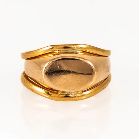 Klackring i 18K guld med två pålödda ringar i  23K. Den är i storlek 17, är 5 - 12,5 mm bred och väger 6,9g. Gravyr. 